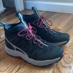 Salomon GoreTex waterproof Shoes US M 8.5